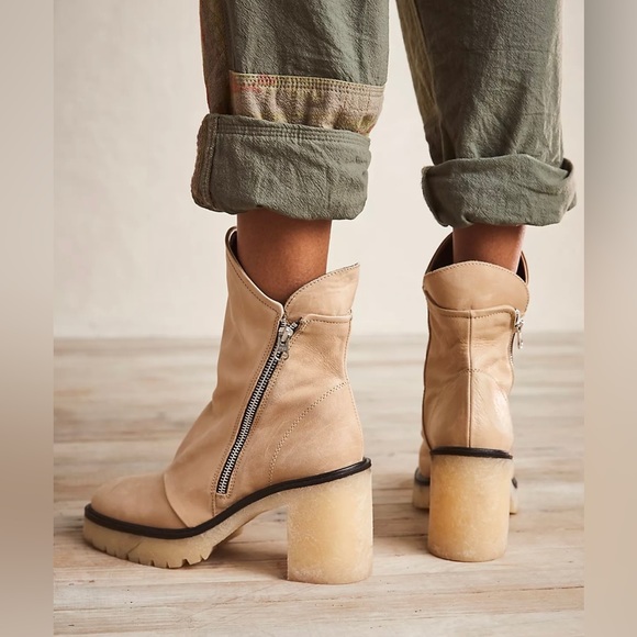 Free People EUC Size US 8 / EU 38.5 Jack Zip Ankle Boots Color Chai - Picture 1 of 9
